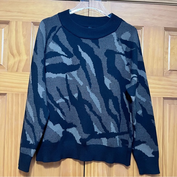 Athleta Jacquard Crew Sweater Abstract Animal Charcoal Grey Size Medium - Picture 6 of 10